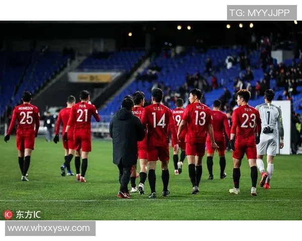 两位足球巨星并肩而行背影展现深厚友谊与绿茵场上的无声故事